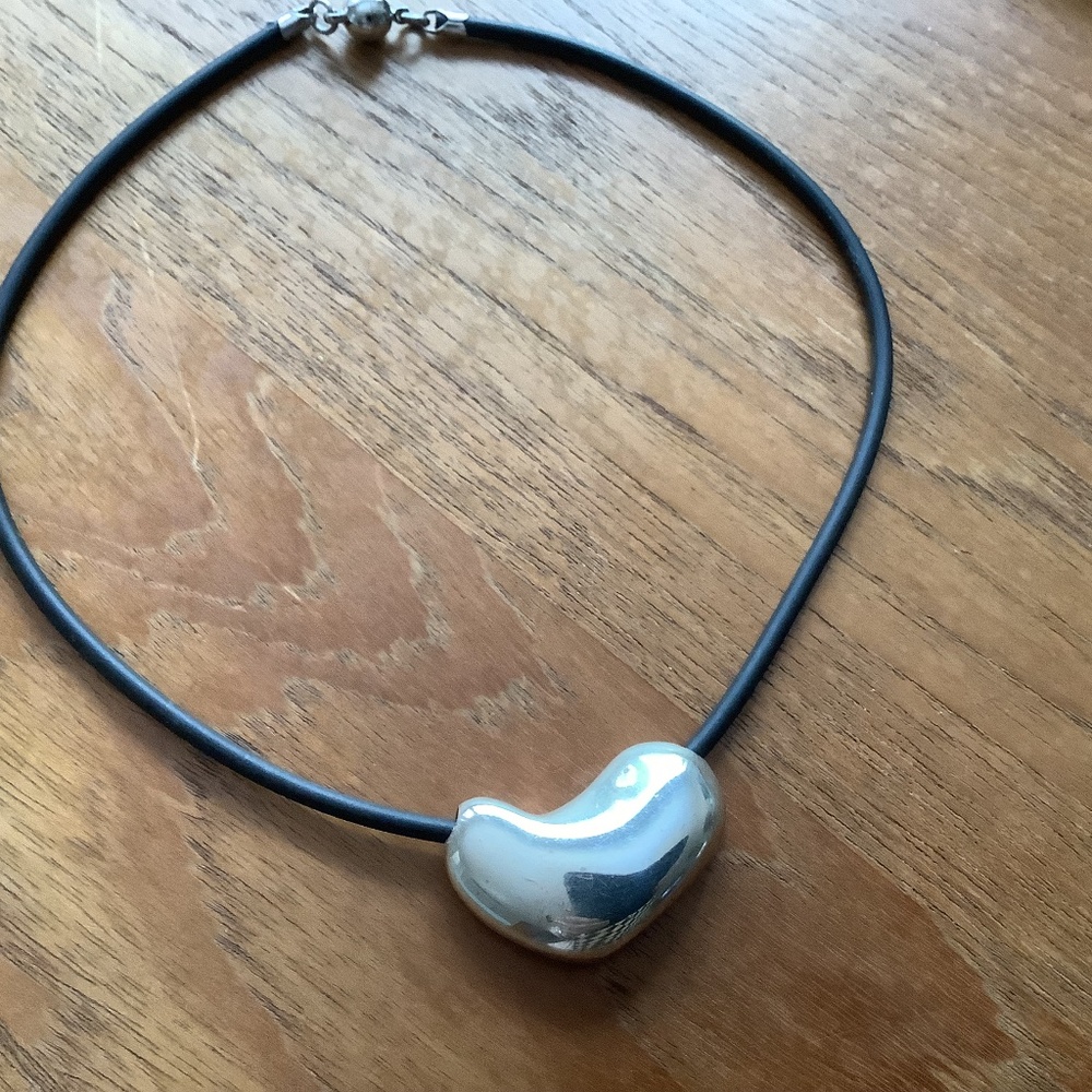 Agmes SCULPTED HEART PENDANT